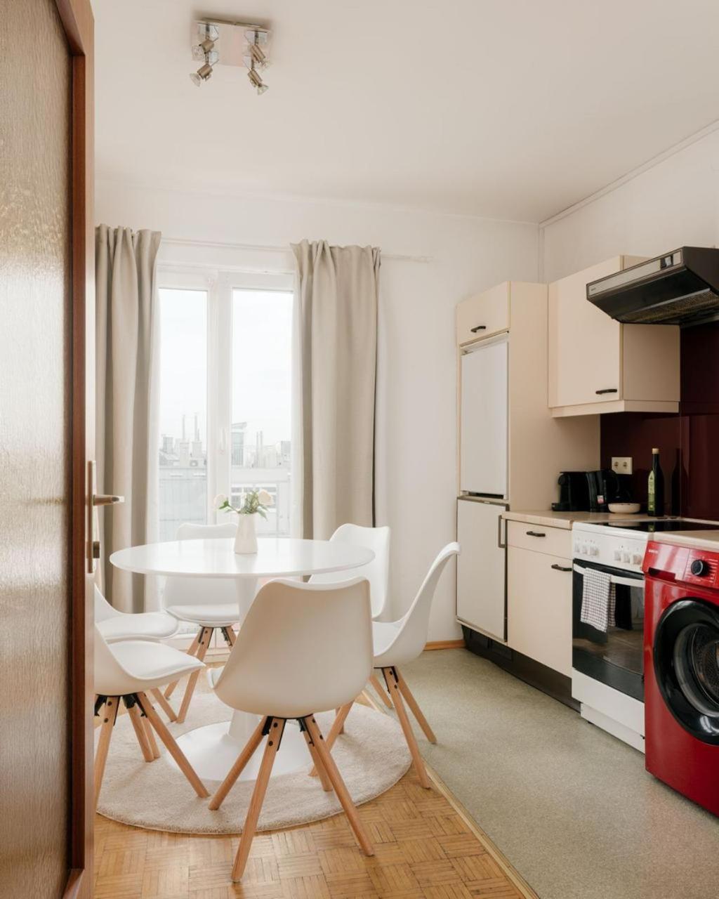 Apartment Zentral Direkt An U-Bahn Station Vienna Luaran gambar