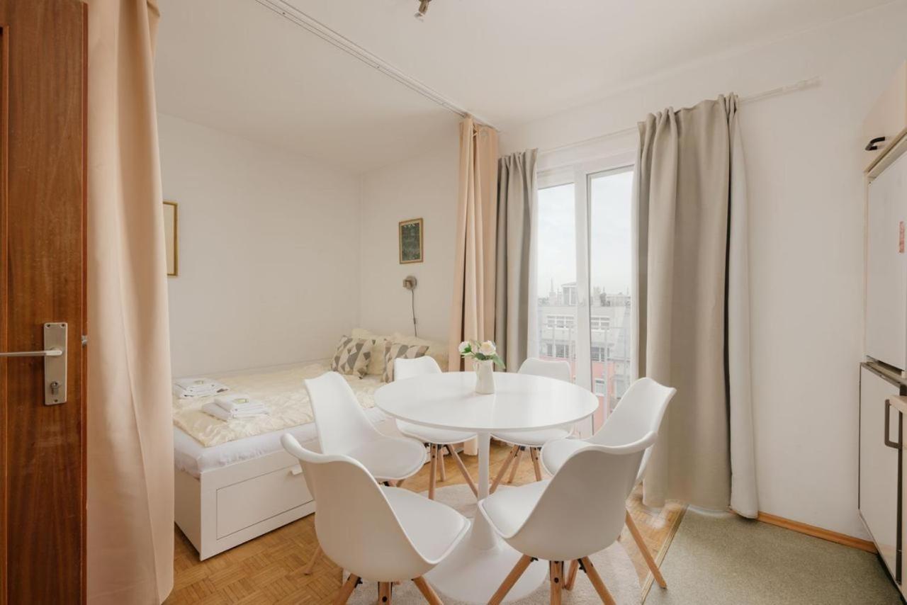 Apartment Zentral Direkt An U-Bahn Station Vienna Luaran gambar